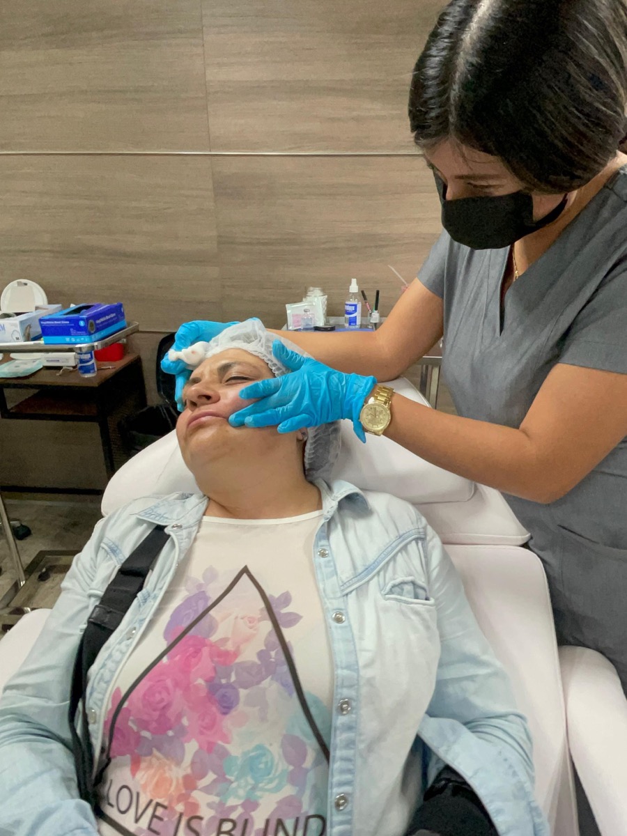 Sesión de tratamiento facial en cabina