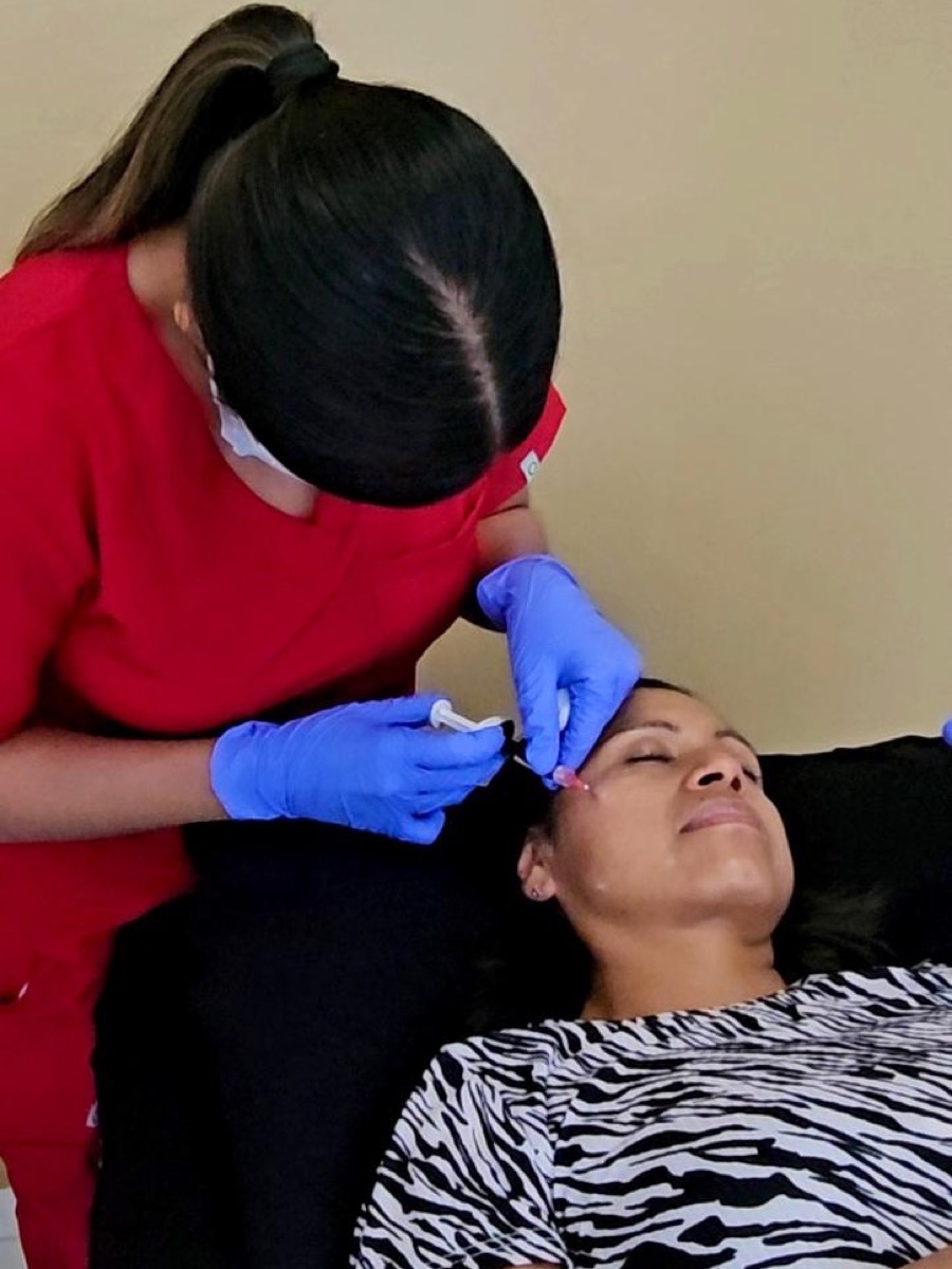 Aplicación de tratamiento inyectable facial